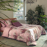 Trapunta invernale matrimoniale Fazzini Nastri, in raso di puro cotone. Piumone con fantasia floreale su fondo rosa. La collezione Nastri prende il nome dalla trama floreale caratterizzata da eleganti bouquet che valorizzano la trapunta.