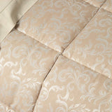 Trapunta invernale matrimoniale Caleffi Iris in prezioso raso jacquard. Piumone con fantasia classica, colore ambra. Dettaglio fantasia.
