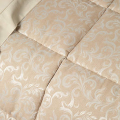 Trapunta invernale matrimoniale Caleffi Iris in prezioso raso jacquard. Piumone con fantasia classica, colore ambra. Dettaglio fantasia.