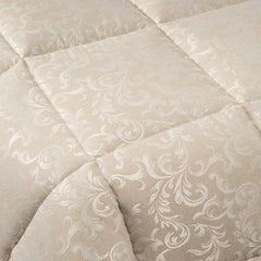Trapunta invernale matrimoniale Caleffi Iris in prezioso raso jacquard. Piumone con fantasia classica, colore corda tortora. Dettaglio fantasia.