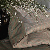 Trapunta invernale matrimoniale Fazzini Tweed in percalle di puro cotone. Piumone double face con fantasia geometrica che abbina positivo e negativo, colore verde/canyon (tortora)