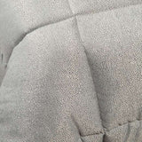 Trapunta invernale matrimoniale Caleffi Samoa, in prezioso raso jacquard. La trapunta Samoa è caratterizzata da una microfantasia puntinata, che è la perfetta via di mezzo tra fantasia e tinta unita. piumone colore grigio. Dettaglio fantasia-