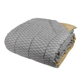 Trapunta invernale matrimoniale Fazzini Tweed in percalle di puro cotone. Piumone double face con fantasia geometrica che abbina positivo e negativo, colore grigio/senape.