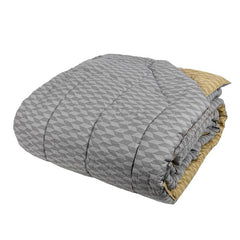 Trapunta invernale matrimoniale Fazzini Tweed in percalle di puro cotone. Piumone double face con fantasia geometrica che abbina positivo e negativo, colore grigio/senape.