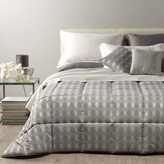 Trapunta invernale matrimoniale Caleffi Nuit in prezioso raso jacquard. Fantasia geometrica colore grigio