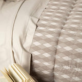 Trapunta invernale matrimoniale Caleffi Nuit in prezioso raso jacquard. Fantasia geometrica colore moka tortora