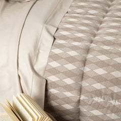 Trapunta invernale matrimoniale Caleffi Nuit in prezioso raso jacquard. Fantasia geometrica colore moka tortora