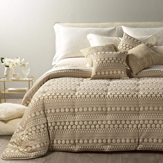 Trapunta invernale matrimoniale Leggerissima Perry, in prezioso raso jacquard. Prodotta da Caleffi.  Fantasia dalle forme morbide e dallo stile moderno. Disponibile nella variante di colore oro.