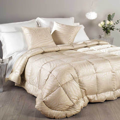 Trapunta invernale matrimoniale Caleffi Serena in prezioso raso jacquard. Imbottitura in pregiata piuma d'oca. Fantasia moderna zebrata, colore oro/beige.