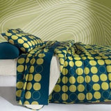 Trapunta invernale Gabel Talete in puro cotone per letto singolo. Fantasia geometrica con cerchi astratti di colore verde su fondo blu.