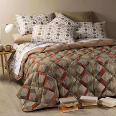 Trapunta invernale Caleffi Tex. Disponibile nella misura da una piazza e mezza e matrimoniale. Fantasia geometrica dallo stile moderno sui toni caldi del tortora e del terra di siena. Variante di colore cotto.