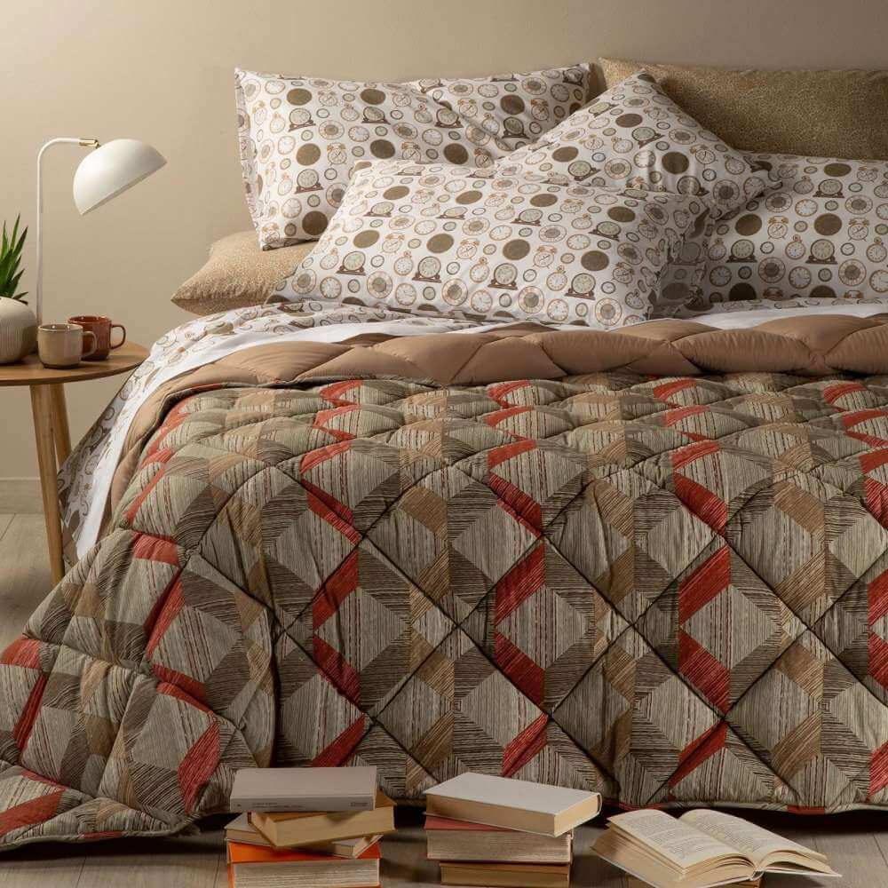 Trapunta invernale Caleffi Tex in cotone e microfibra. Disponibile nella misura da una piazza e mezza e matrimoniale. Fantasia geometrica dallo stile moderno sui toni caldi del tortora e del terra di siena. Variante di colore cotto.