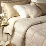 Trapunta invernale matrimoniale Caleffi Astoria in raso jacquard. Fantasia classica colore beige.