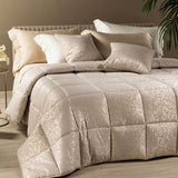 Trapunta invernale matrimoniale Caleffi Astoria in raso jacquard. Fantasia classica colore beige.