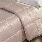 Trapunta invernale matrimoniale Caleffi Astoria in raso jacquard. Fantasia classica colore rosa.