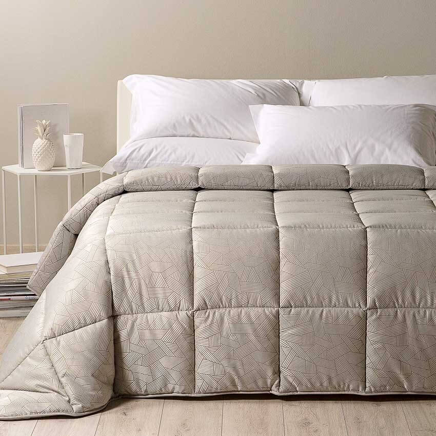 Trapunta invernale matrimoniale Caleffi Atelier in raso jacquard. Fantasia geometrica colore grigio sabbia beige.