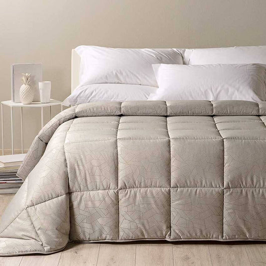 Trapunta invernale matrimoniale Caleffi Atelier in raso jacquard. Fantasia geometrica colore grigio sabbia beige.