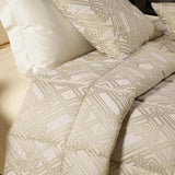 Trapunta invernale matrimoniale Caleffi Georgia in prezioso raso jacquard. Fantasia geometrica tinta in filo tono su tono, con tessuto di fondo opaco e quello della fantasia più lucido. Variante di colore naturale/panna.