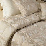 Trapunta invernale matrimoniale Caleffi Georgia in prezioso raso jacquard. Fantasia geometrica tinta in filo tono su tono, con tessuto di fondo opaco e quello della fantasia più lucido. Variante di colore naturale/panna.