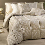 Trapunta invernale matrimoniale Caleffi Georgia in prezioso raso jacquard. Piumone con fantasia geometrica tinta in filo tono su tono, con tessuto di fondo opaco e quello della fantasia più lucido. Variante di colore naturale/panna.