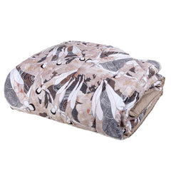 Piumone - Trapunta invernale matrimoniale Fazzini Splash in percalle di puro cotone. Fantasia in cui figure femminili danno vita a una danza in cui si mescolano elementi grafici e dettagli acquerellati.. Colore rosa e grigio.