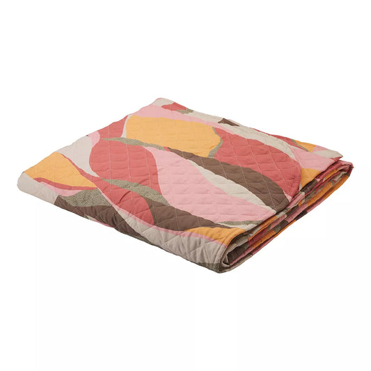 Trapuntino matrimoniale Wave Borbonese, in raso di puro cotone stampato. La trapunta primaverile Wave è caratterizzata da una fantasia moderna a onde, con colori vivaci e stampa a occhio di pernice. Colore marrone, arancio e rossiccio. Trapuntata a rombi e rifinita con angoli stondati.