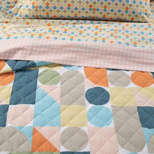 Trapuntino Caleffi Sonic in puro cotone. Fantasia moderna con varie forme geometriche colorate. Disponibile nella misura per letto singolo, piazza e mezza e matrimoniale. Variante arancio