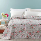 Trapunta primaverile Caleffi Flores in microfibra, per letto singolo e matrimoniale. Trapuntino con romantica fantasia floreale con rose su fondo tortora