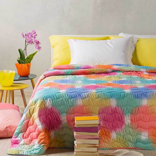 Trapuntino Caleffi Murano in microfibra.  Trapunta primaverile caratterizzata da una fantasia moderna, con macchie multicolor stile acquerello, colore corallo. Disponibile nella misura per letto singolo, piazza e mezza e matrimoniale.