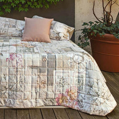 Trapuntino matrimoniale Fazzini Divina in raso di puro cotone. Fantasia patchwork ispirata alla Divina Commedia,  che unisce fiori a scritte e incisioni. Colore rosa/naturale.