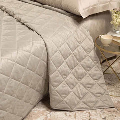 Trapuntino matrimoniale Caleffi Atelier in raso jacquard. Fantasia moderna con elementi geometrici intrecciati. Colore Corda/grigio