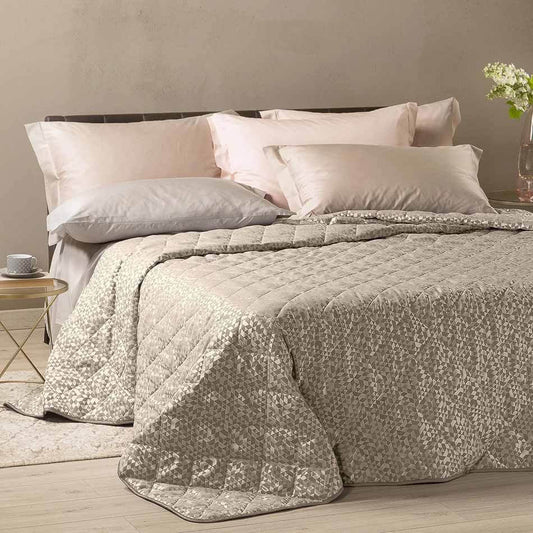 Trapuntino matrimoniale Caleffi Interni in raso jacquard. Fantasia moderna con elementi geometrici colore beige corda