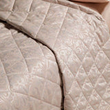 Trapuntino matrimoniale Caleffi Astoria in raso jacquard. Fantasia elegante che abbina elementi floreali a elementi grafici dalle forme morbide. Colore rosa.