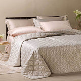 Trapuntino matrimoniale Caleffi Astoria in raso jacquard. Fantasia elegante che abbina elementi floreali a elementi grafici dalle forme morbide. Colore beige.