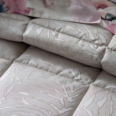 Trapuntino matrimoniale Colette di Blumarine, in elegante raso jacquard. Trapunta primaverile, copriletto con fantasia striata con logo Blumarine nella trama del tessuto. Variante di colore nuvola (beige/tortora).