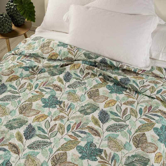 Trapuntino matrimoniale Caleffi Botanical in puro cotone con stampa digitale. Fantasia con fiori sui toni dell'azzurro e del verde acqua su fondo chiaro.