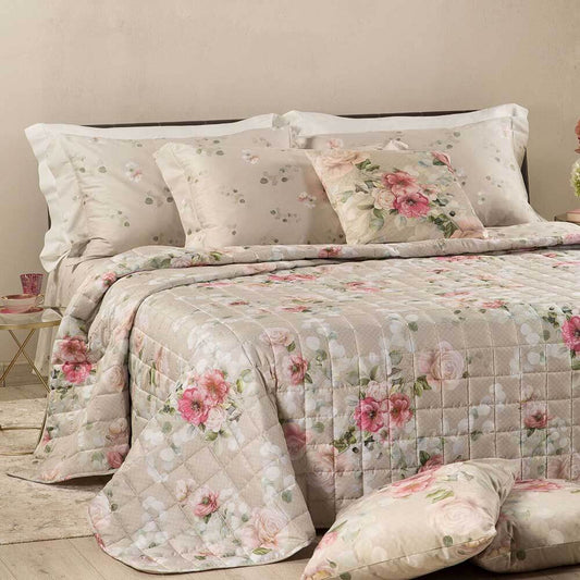 Trapuntino matrimoniale Caleffi Giardino Botanico, in raso di puro cotone con stampa digitale di alta qualità. Romantica fantasia con fiori rosa e bianchi su fondo beige chiaro.