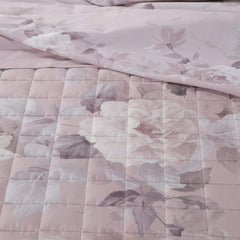 Trapuntino matrimoniale Caleffi Rosa Aba, in raso di puro cotone con stampa digitale. Trapunta primaverile con Romantica e delicata fantasia floreale con rose bianche su fondo rosa cipria