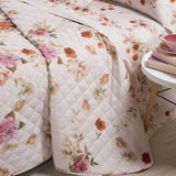Trapuntino matrimoniale Caleffi Rosabella in puro cotone con stampa digitale. Trapunta primaverile con fantasia romantica e delicata con rose e fiori di vari colori su fondo beige.