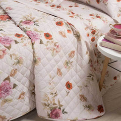 Trapuntino matrimoniale Caleffi Rosabella in puro cotone con stampa digitale. Trapunta primaverile con fantasia romantica e delicata con rose e fiori di vari colori su fondo beige.