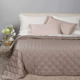 Trapuntino matrimoniale Caleffi Samoa in raso jacquard. Trapunta primaverile con fantasia moderna stile Borbonese, colore moka