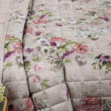 Trapuntino matrimoniale Caleffi Damasco, in raso di puro cotone con stampa digitale di alta qualità. Trapunta primaverile con romantica e delicata fantasia floreale con fiori rosa e bianchi su fondo beige