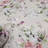 Trapuntino matrimoniale Caleffi Damasco, in raso di puro cotone con stampa digitale di alta qualità. Trapunta primaverile con romantica e delicata fantasia floreale con fiori rosa e bianchi su fondo beige