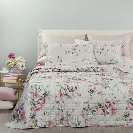 Trapuntino matrimoniale Caleffi Damasco, in raso di puro cotone con stampa digitale di alta qualità. Trapunta primaverile con romantica e delicata fantasia floreale con fiori rosa e bianchi su fondo beige