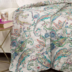 Trapuntino matrimoniale Caleffi Dea in puro cotone con stampa digitale. Trapunta primaverile con fantasia stile cashmere, romantica e delicata, con forme e fiori in varie tonalità pastello.