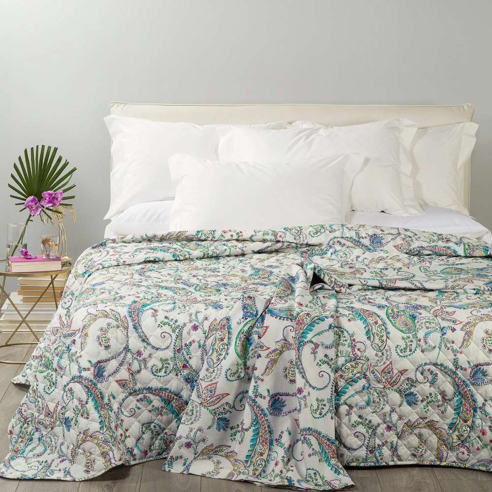 Trapuntino matrimoniale Caleffi Dea in puro cotone con stampa digitale. Trapunta primaverile con fantasia stile cashmere, romantica e delicata, con forme e fiori in varie tonalità pastello.