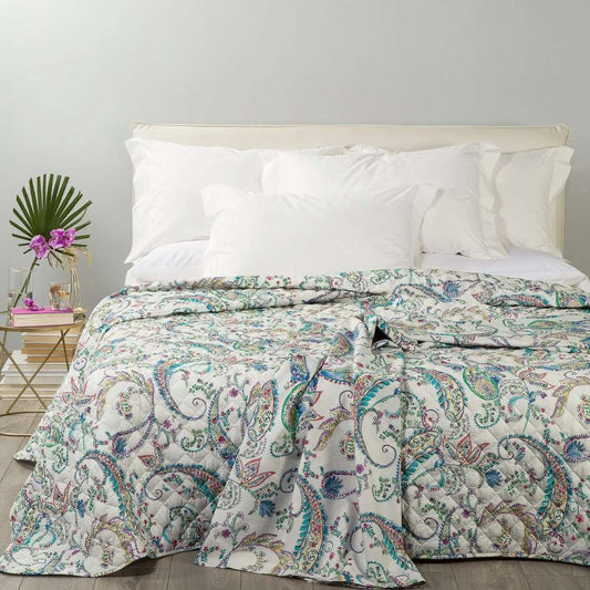 Trapuntino matrimoniale Caleffi Dea in puro cotone con stampa digitale. Trapunta primaverile con fantasia stile cashmere, romantica e delicata, con forme e fiori in varie tonalità pastello.