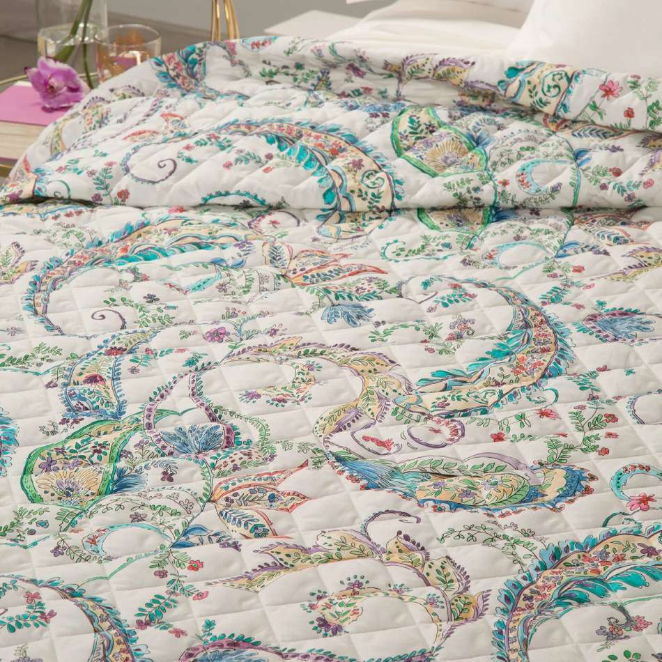 Trapuntino matrimoniale Caleffi Dea in puro cotone con stampa digitale.  Trapunta primaverile con fantasia stile cashmere, romantica e delicata, con forme e fiori in varie tonalità pastello.