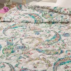 Trapuntino matrimoniale Caleffi Dea in puro cotone con stampa digitale.  Trapunta primaverile con fantasia stile cashmere, romantica e delicata, con forme e fiori in varie tonalità pastello.
