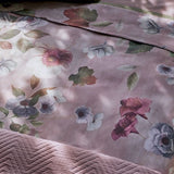 Trapunta primaverile matrimoniale Fazzini Velvet in raso di puro cotone. Trapuntino Quilt con fiori rosa e azzurri su fondo rosa